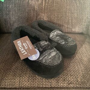 New Women's Muk Luks Size 8 Leather wool Moccasins